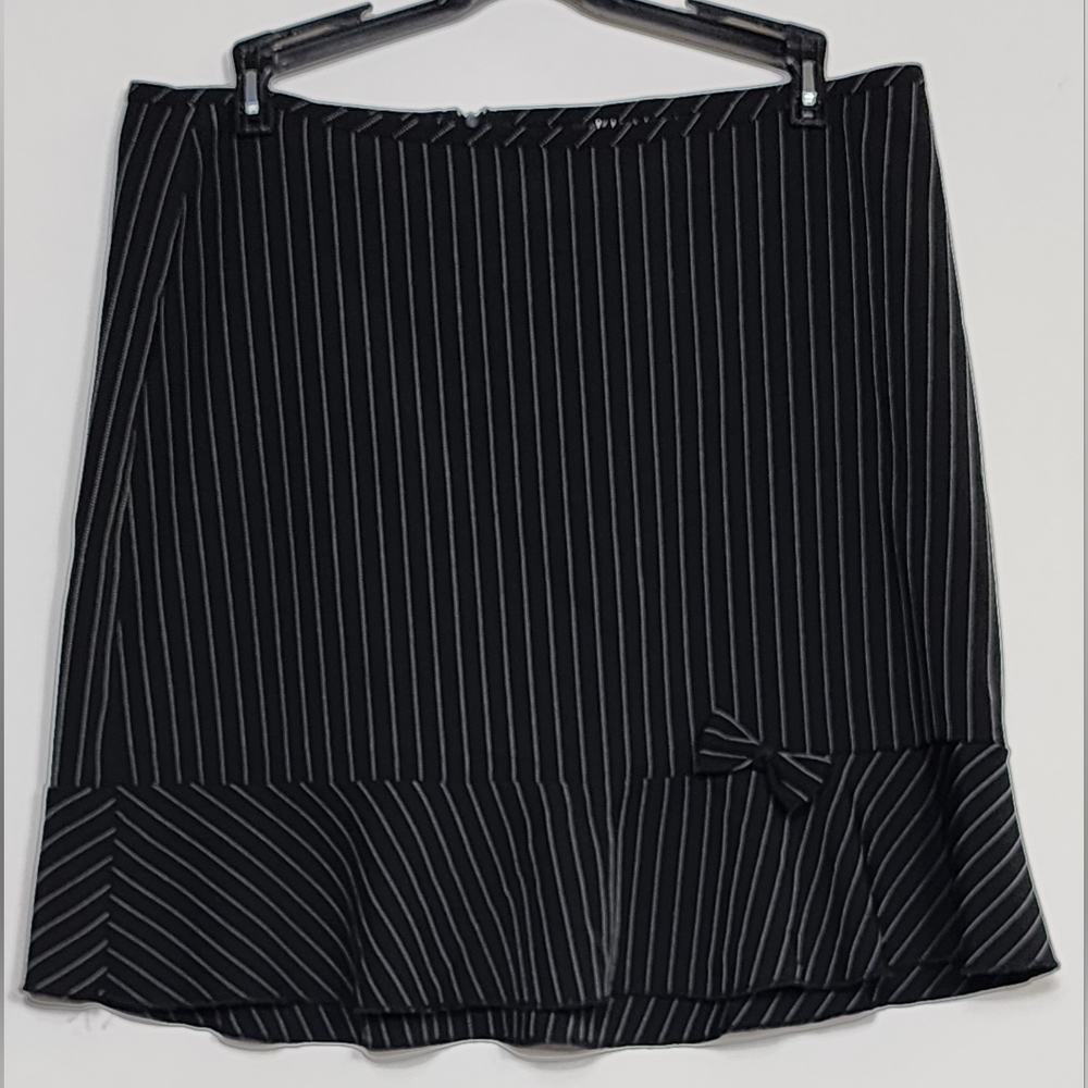 City Teiangles cute black and white skirt, size 9